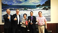 美國在台協會(AIT)商務總監張德莊(圖中)、商務經理馬逵李(Matthew Quigley、左2)、錢雲山(左1)18日上午到馬祖,首先拜會連江縣政府,由副縣長王忠銘接待。(圖:連江縣政府)