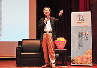 　名人講座20日邀請知名作家小野以「關於人生，我最想告訴你的事」為講題，分享其人生經驗與對教育的思考；希望家長們只要陪伴孩子，不需要太多指導，別讓孩子失去探索世界的能力。（圖／文：曹重偉）