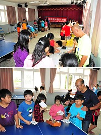 環境資源局20日在仁愛國小舉辦氣候變遷知識訓練營,好玩又極富教育寓意的關卡,吸引全校師生輪番前往闖關體驗。(圖/文:曹重偉)