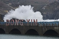 　強烈東北風影響，東引沿海浪濤洶湧，連接東、西引島的中柱橋首當其衝，強風鼓浪，水石相搏，聲如洪鐘。（圖與文：陳其敏）