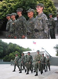 (上圖)官兵進行個人抽唱驗收。(下圖)行進間演唱驗收過程中,保修連官兵步伐整齊劃一。(圖/文:謝承翰)