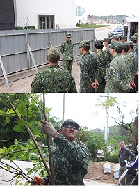 (上圖)副主任實施勤前教育。(下圖)官兵協助道路清掃。(圖/文:謝承翰)