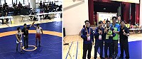 左圖:106年全運會連江角力代表隊22日出戰,魯莫尤敏獲角力男子自由式第1級第3名。右圖:魯莫尤敏(圖中)獲得銅牌後與連江縣體育會總幹事曹爾章(右2)、領隊周治維(左2)、大會裁判陳世偉(右1)合影。(圖:連江縣政府教育處)