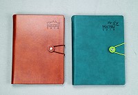 馬祖卡蹓趣粉絲團抽獎活動至25日,贈送粉絲2018馬祖手帳本、2018大本桌曆及梅花鹿與封火山牆新年快樂紅包袋。(圖:交旅局)