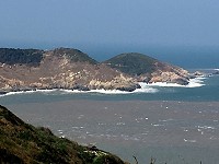 　長浪拍岸  雪白一片。（圖／文：陳鵬雄）