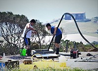 　東、西引島有7座自來水配水池，連江縣自來水廠東引營運所進行清洗，維護用水品質。（圖／文：陳其敏） 