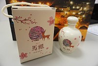 2017的馬祖秋冬旅遊贈送遊客紀念酒迷你酒瓶外型,設計以勝天亭和櫻花為意象,還有大坵梅花鹿圖案。(圖:于佳云)