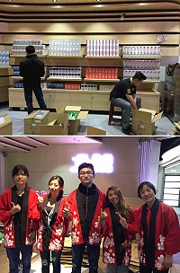 飛龍免稅店今天開幕,26日工作人員忙著為日系商品上架。(圖/文:陳鵬雄)
