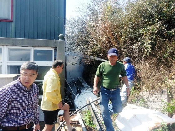南竿鄉27日上午發生2起火警意外,近午時分珠螺村藍灣景觀餐廳後方鐵皮屋旁發生火災,下午12時3分順利控制火勢,真正原因待查。(圖:連江縣消防局)