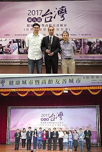 第九屆台灣健康城市暨高齡友善城市27日舉辦頒獎典禮,連江縣再次獲獎,由環境資源局的提案:小確幸-有愛「便」利無礙,獲得健康城市「健康環境獎」,由縣府參議陳書福代表受獎。(圖:連江縣衛生福利局)