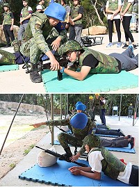 (上圖)學生進行射擊前預習。(下圖)助教指導學生瞄準目標物。(圖/文:謝承翰)