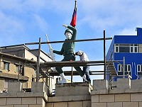 　東引忠誠門上的持槍戰士「阿榮」，勇武雄壯形象，是許多老兵的回憶。　（圖／文：陳其敏） 