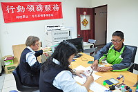 　外交部領事事務局「行動領務」到馬祖！昨天下午受理護照申請業務，民眾大讚服務貼心。（圖／文：馮紹夫）