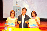 　「聽說馬祖」名人講座2日晚間邀請知名作家謝哲青來馬分享「從心開始出發」！每打開一張地圖或問到一件常識都會有獎徵答，與台下互動熱絡還舉辦簽書合照會，聽眾稱讚他的氣質過人及風度翩翩。（圖／文：曹重偉）