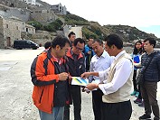 　副縣長王忠銘與北竿鄉公所等單位現勘芹壁公廁興建地點。（圖／文：陳鵬雄）