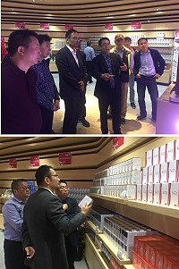 大陸連江縣長鄭立敏參觀北竿飛龍免稅店,董事長周育蔚說明未來跨境電商服務理念。(圖/文:陳鵬雄)