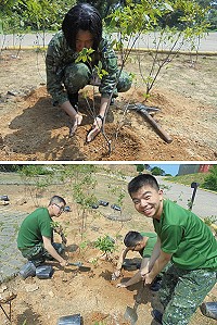 植樹官兵細心地照料每一株杜鵑花及洋溢著笑容種下杜鵑花。(圖/文:吳俊霖)
