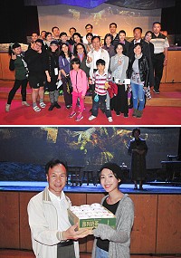 　首齣福州語文學改編音樂劇《寶姨》將於8日在東引介壽堂首演，昨天在介壽堂總彩排；縣長劉增應專程前往探班，致贈咖啡給辛苦的演員及劇組們加油打氣。（圖／文：曹重偉）