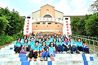 馬祖662同學40週年同學會返鄉舉辦,台灣50多位同學4日相約介壽母校相聚,並在校門口合影。(圖:周小馬提供)