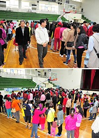 　106年國際身障日暨身障福利宣導活動4日來到南竿鄉舉辦，吸引爆滿鄉親前往體驗寓教於樂的闖關遊戲。縣長劉增應、衛福局長謝春福等人到場致意，感謝鄉親熱情參與。（圖／文：曹重偉）