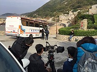 　遠鑫電子票證公司專程來北竿芹壁拍攝有錢卡網路廣告片。（圖／文：陳鵬雄）