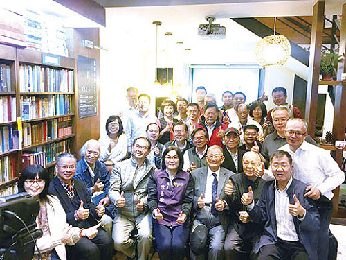 金門民間媒體等5日在台北舉辦金馬解嚴25週年民主論壇,引發鄉親熱烈分享、討論。(金門報導社、早安金門網站/提供)