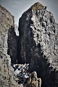 　東北季風一波波，強勁風浪襲捲海漂垃圾登岸堆積在岩縫中，形成髒亂。（圖／文：陳其敏） 