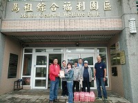 馬祖境天后宮大力響應環境資源局政策,今年配合推動「以米代金」,香客們以平安米敬拜神明,大量減少碳排放,愛護地球、關懷老人一舉數得; 7日舉辦回饋社會活動,由主委費新民前往大同之家拜訪及致贈平安米。(圖/文:曹重偉)