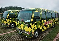 　東引地區新增兩台迷彩觀光公車，增添濃濃北疆戰地風。（圖／文：陳其敏） 