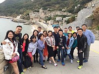　美女主播吳中純組團參加馬祖國際馬拉松，10日下午團員開心遊芹壁。（圖／文：陳鵬雄）
