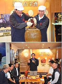 前總統馬英九10日參訪馬祖酒廠,與縣長劉增應共同釀造馬祖老酒。(圖/文:馮紹夫)