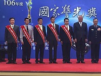 首屆國家警光獎10日舉辦頒獎典禮,地區資深員警李政餘(左一)獲殊榮,與全國共82位員警共同接受表揚。(圖:連江縣警察局)
