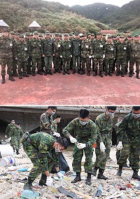上圖:副主任與官兵合影。下圖:官兵協力清除海灘垃圾。(圖/文:翁正坤)