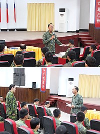 上圖:指揮官主持新兵精神講話。下圖:指揮官詢問新兵適應狀況。(圖/文:謝承翰)