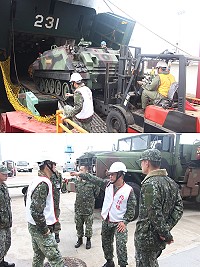 上圖:運輸連官兵執行裝甲車進艙作業。下圖:副參謀長督導清運作業。(圖/文:謝承翰)