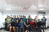 志工媽媽劉梅玉與彈藥連官兵合影。(圖/文:梅傑麟)