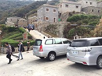 芹壁南面山重要出入口經常是車滿為患,影響遊客進出也讓整體景觀打折。(圖/文:陳鵬雄)