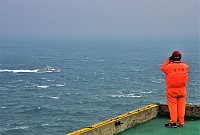 　釣友高嘉宏在東引小紫澳附近釣點落海溺斃，海岸巡隊持續在海上、陸上進行搜尋。（圖／文：陳其敏）