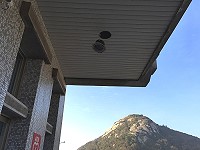 　短坡山155加農砲震撼塘岐村，北竿航空站屋簷崁燈幾乎整排被震落。（圖／文：陳鵬雄）
