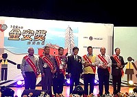 北竿公車司機周瑞發(右三)獲頒交通部道安會106年金安獎優良職業汽車駕駛人,由交通部次長祁文中頒發。(圖:周瑞發提供)