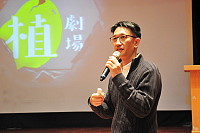 　2017名人講座18日晚間邀請資深影視工作者安哲毅主講「那些創造故事的人」，強調影像記錄的重要，鼓勵大家勇於拍攝，說出自己的故事。（圖／文：曹重偉）