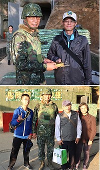 (上圖)指揮官致贈紀念品。(下圖 )指揮官與退伍袍澤合影。(圖/文:翁正坤 )