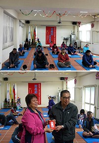 發呆也可以比賽!地區首次舉辦「萌呆趣」活動18日登場,結果由孫富貴脫穎而出取得冠軍,並由理事長饒瑞香頒發獎金。(圖/文:曹重偉)