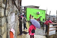 　東引鄉民代表會定期大會第二天鄉政考察，持續走訪中路等地，關切歷史建築修繕計畫進度及聚落風貌。（圖／文：陳其敏） 
