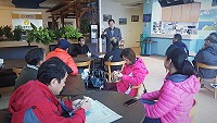 在議長張永江的陪同下,馬祖飛龍免稅店董事長周育蔚到東引向鄉長楊雲成、鄉民代表、村長等說明設置免稅商店提貨點的計畫內容及經營方式。(圖:連江縣議會)
