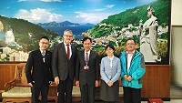 德國在台協會駐台代表歐博哲(Martin Eberts)處長夫婦(左2、右2)、隨行專員許弘雨(左1)23日訪問馬祖,縣長劉增應表示歡迎。(圖:連江縣政府)