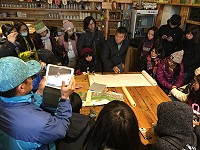 　《鏡沃芹壁》作者陳智仁與學員一起品味芹壁深度之美。（圖／文：陳鵬雄）