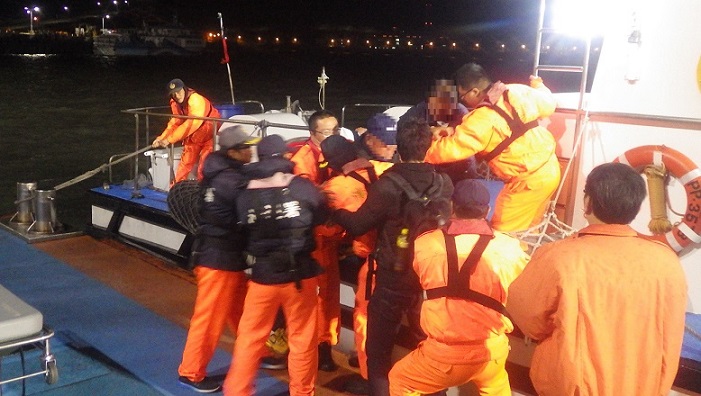 東莒大坪林金泉25日晚間疑似低血糖昏迷，海巡緊急晚間11時30分送抵南竿。（圖／馬祖海巡隊提供）