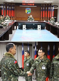 (上圖)指揮官主持年終工作檢討會。(下圖)頒發聯信操演有功人員工作獎金。(圖/文:翁正坤)