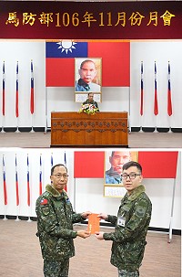 (上圖)指揮官主持11月份月會。(下圖)指揮官頒發工作績效優異人員工作獎金。(圖/文:翁正坤)